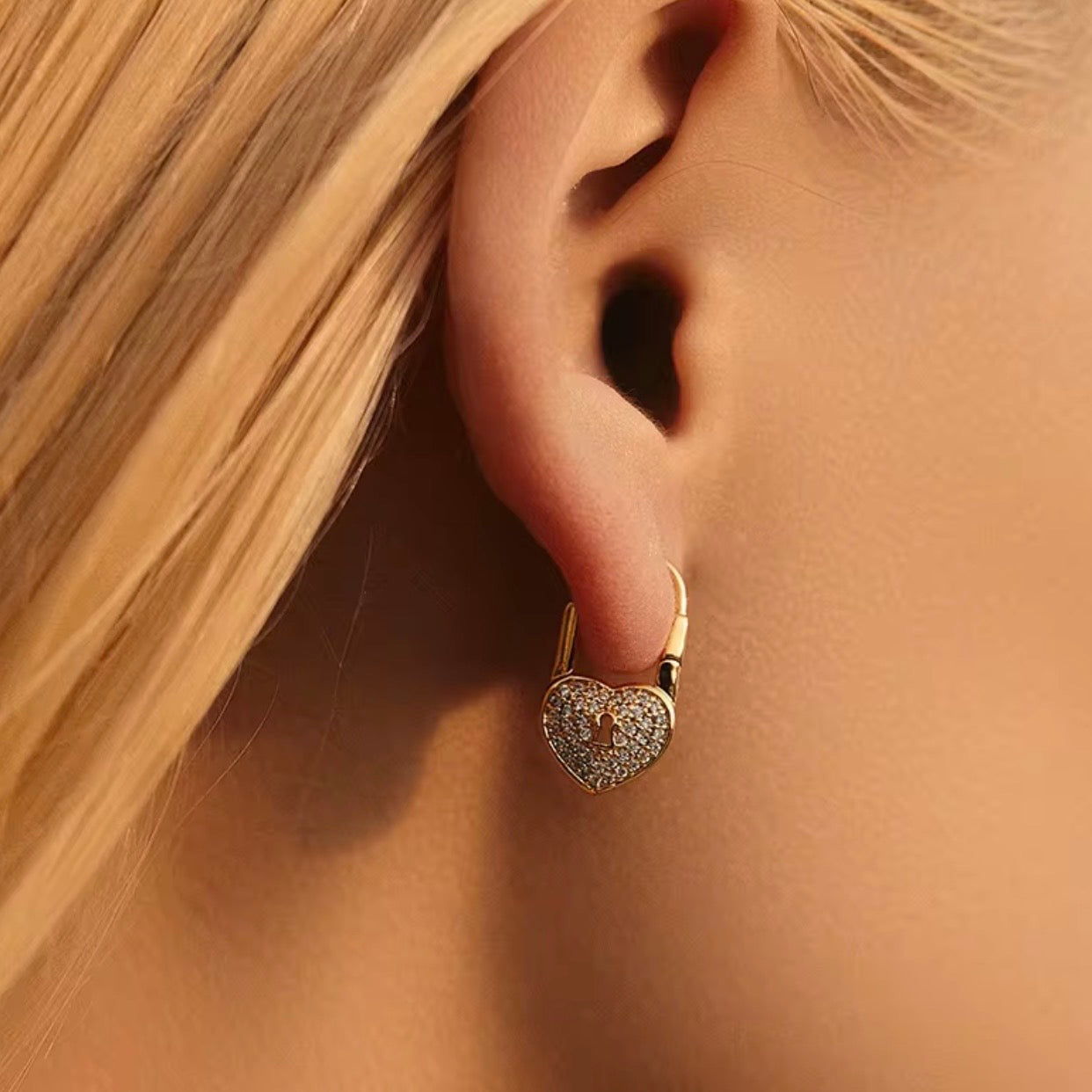PAVE HEART LOCK HUGGIE