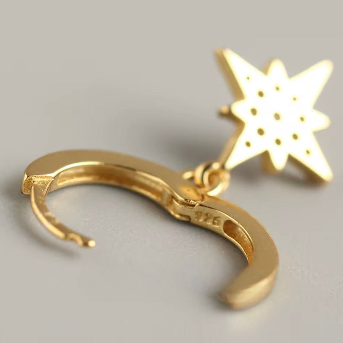 STARBURST PAVE HUGGIE